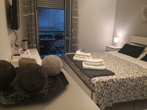 Desk, free WiFi, bed sheets - 'O Vic' Stritt (Naples)