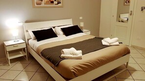 Desk, free WiFi, bed sheets - 'O Vic' Stritt (Naples)