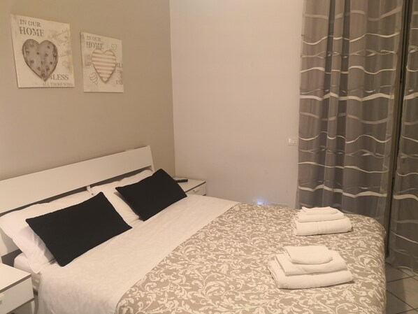 مكتب وواي فاي مجانًا وملاءات أسرّة