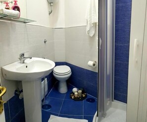 Shower, rainfall showerhead, hair dryer, towels - 'O Vic' Stritt (Naples)