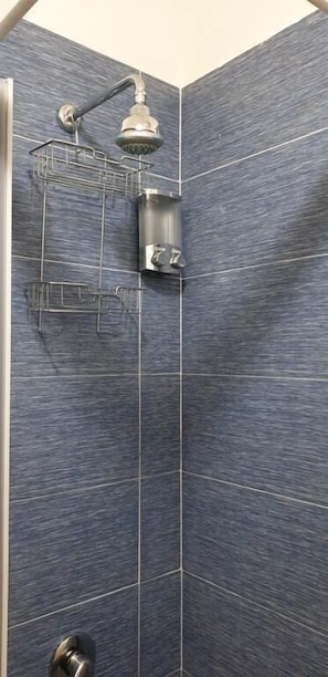 Basic Double Room, Balcony (Ensuite) | Bathroom shower
