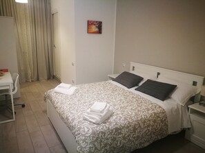Quarto casal luxo, sacada (Ensuite) | Escrivaninha, Wi-Fi de cortesia, roupa de cama