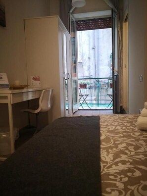 Desk, free WiFi, bed sheets - 'O Vic' Stritt (Naples)