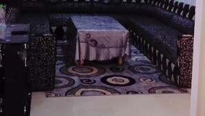 A living room with a sofa, a coffee table, a TV, and a patterned rug. - pretty apt near beach and cornice (Al Hoceïma)