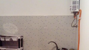 A small kitchen with a microwave, sink, and cabinets. - pretty apt near beach and cornice (Al Hoceïma)