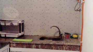 Fridge, cookware/dishes/utensils