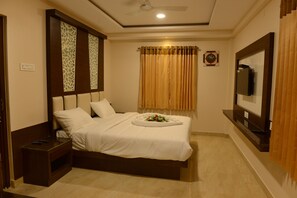 Habitación Deluxe doble | Ropa de cama de alta calidad, edredones de plumas, caja fuerte