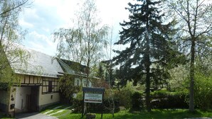 Il s’agit d’un bâtiment traditionnel, reconnaissable à son panneau indiquant qu’il s’agit de l’établissement BIRKENHOF, qui propose des chambres et des appartements de vacances.