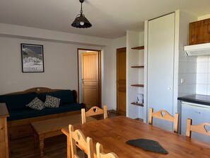 Dining - Spacious Apt for 6 with Balcony in Peyragudes, 500m from Slopes, Free Spa Access (Peyragudes)
