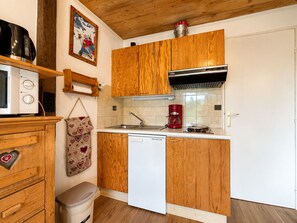Coffee/tea maker, fridge, microwave, toaster