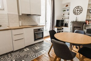 Réfrigérateur, micro-ondes, four, plaque de cuisson