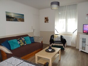 TV connectée, livres, espaces bureaux