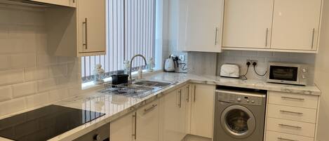 Family Villa | Private kitchen | Full-size fridge, microwave, oven, dishwasher