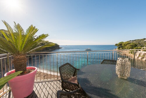 VILLA FEET IN THE WATER