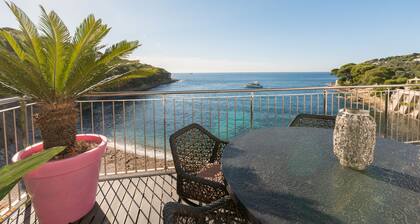 VILLA FEET IN THE WATER