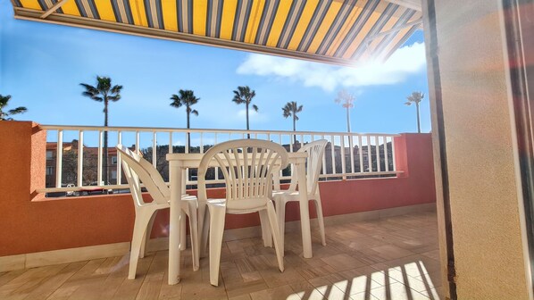 Outdoor dining - Homerez - Comfortable studio in Hyères - 20 m² with barbecue and terrace (Hyères)