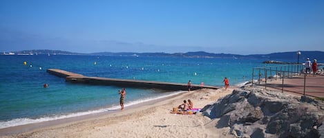 靠近海滩
