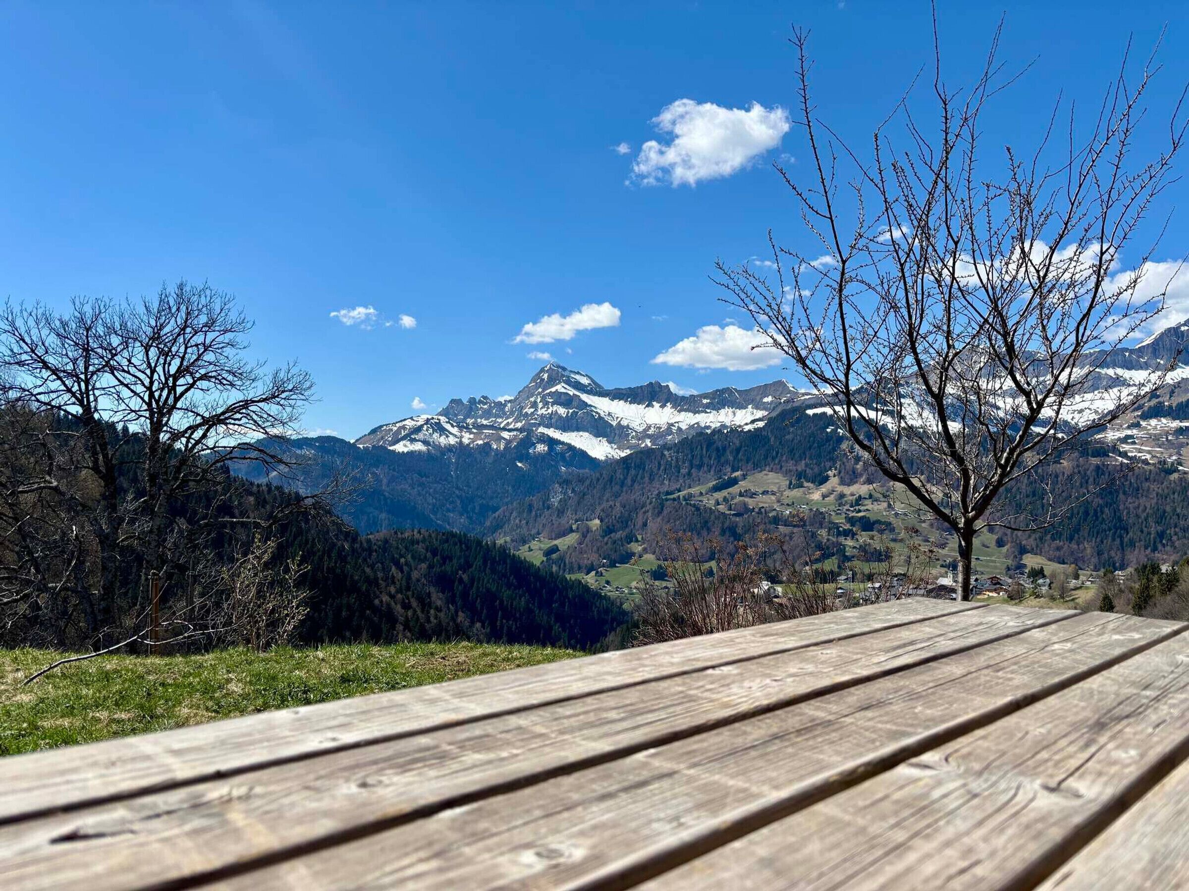 Una terraza de madera con vista a la montaña.