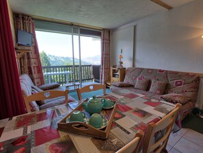 TV, DVD player - Ski-in studio with balcony views in Notre-Dame-de-Bellecombe (Notre-Dame-de-Bellecombe)