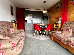 TV, DVD player - Ski-in studio with balcony views in Notre-Dame-de-Bellecombe (Notre-Dame-de-Bellecombe)