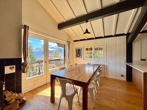 Dining - Chalet for 8, ski-in/ski-out, parking (Notre-Dame-de-Bellecombe)
