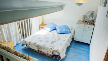 1 slaapkamer, een kluis op de kamer, een strijkplank/strijkijzer