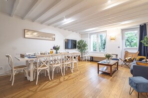 Dining - 15 min from Disneyland Paris, Casa Caramel Large Family House or with friends (Quincy-Voisins)