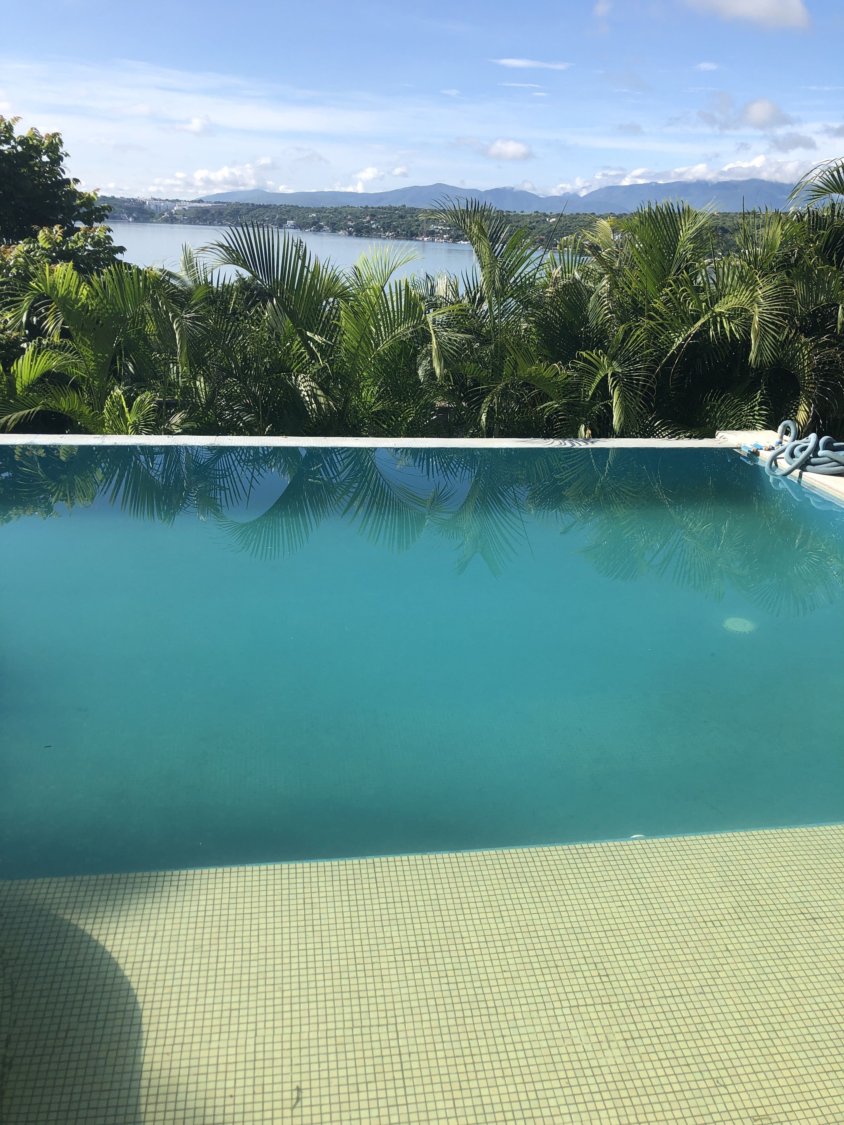 Alberca al aire libre, sombrillas en la alberca y camastros 