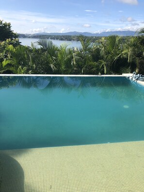 Außenpool, Sonnenschirme, Liegestühle