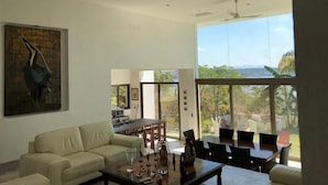 Un amplio salón con un gran ventanal que ofrece vistas al exterior.