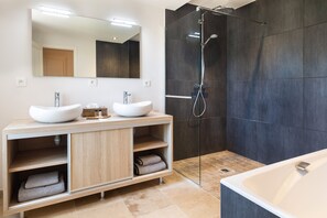 Dusche, Haartrockner, Handtücher, Seife
