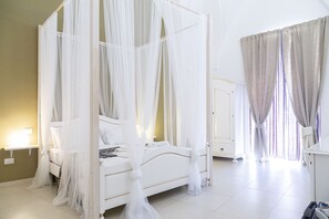 Double Room, Balcony | Minibar, individually decorated, individually furnished, desk - Casa Mamma Elvira (Lecce)