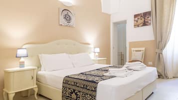 Minibar, individually decorated, individually furnished, desk