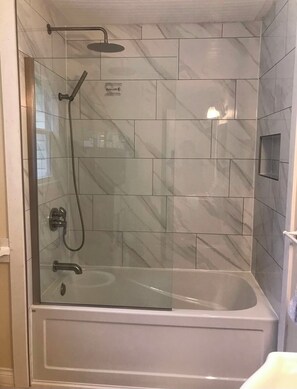 シャワー付き浴槽、タオル、石鹸、トイレットペーパー