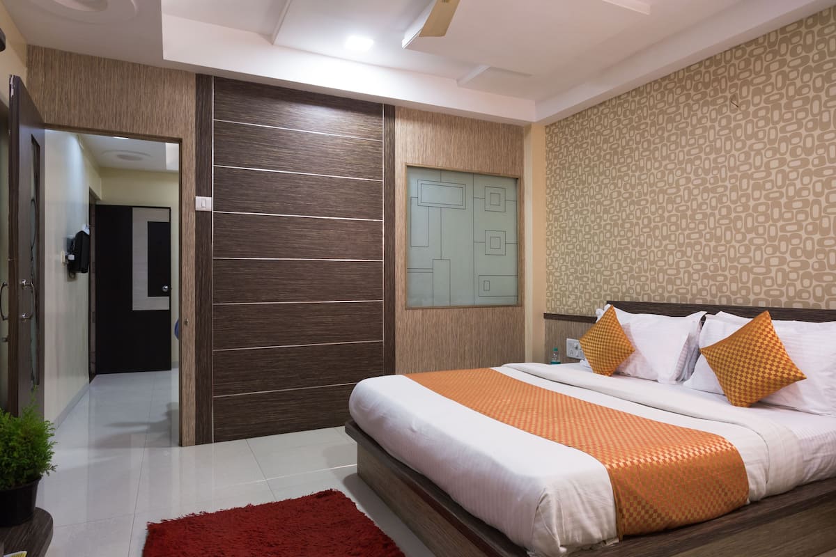 Executive Studio Suite | Desk, soundproofing, bed sheets, wheelchair access