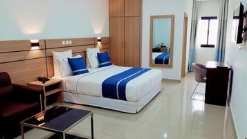 Habitación superior, 1 cama matrimonial | 1 habitación, camas con efecto memoria, minibar y escritorio