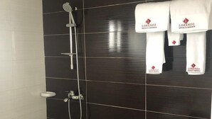 Phòng dành cho gia đình, 2 giường đôi | Phòng tắm | Buồng tắm vòi sen, vòi sen phun mưa, đồ dùng nhà tắm miễn phí 