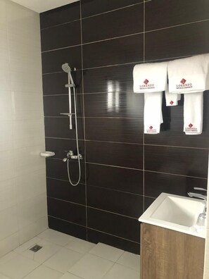 家庭客房, 2 張標準雙人床 | 浴室 | 淋浴設備、雨淋花灑、免費梳洗用品、提供毛巾
