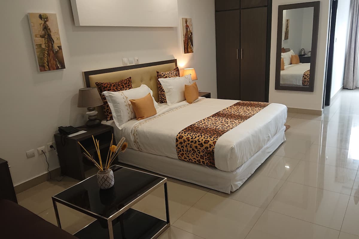 1 habitación, colchones con efecto memoria, minibar y escritorio
