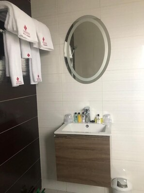 Family Room, 2 Double Beds | Bathroom
