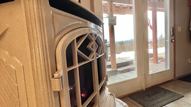 Un vecchio forno a vetro, una porta in legno con un pannello di vetro e un telaio di legno.