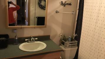 Bañera con ducha, bañera de hidromasaje, secador de pelo, toallas