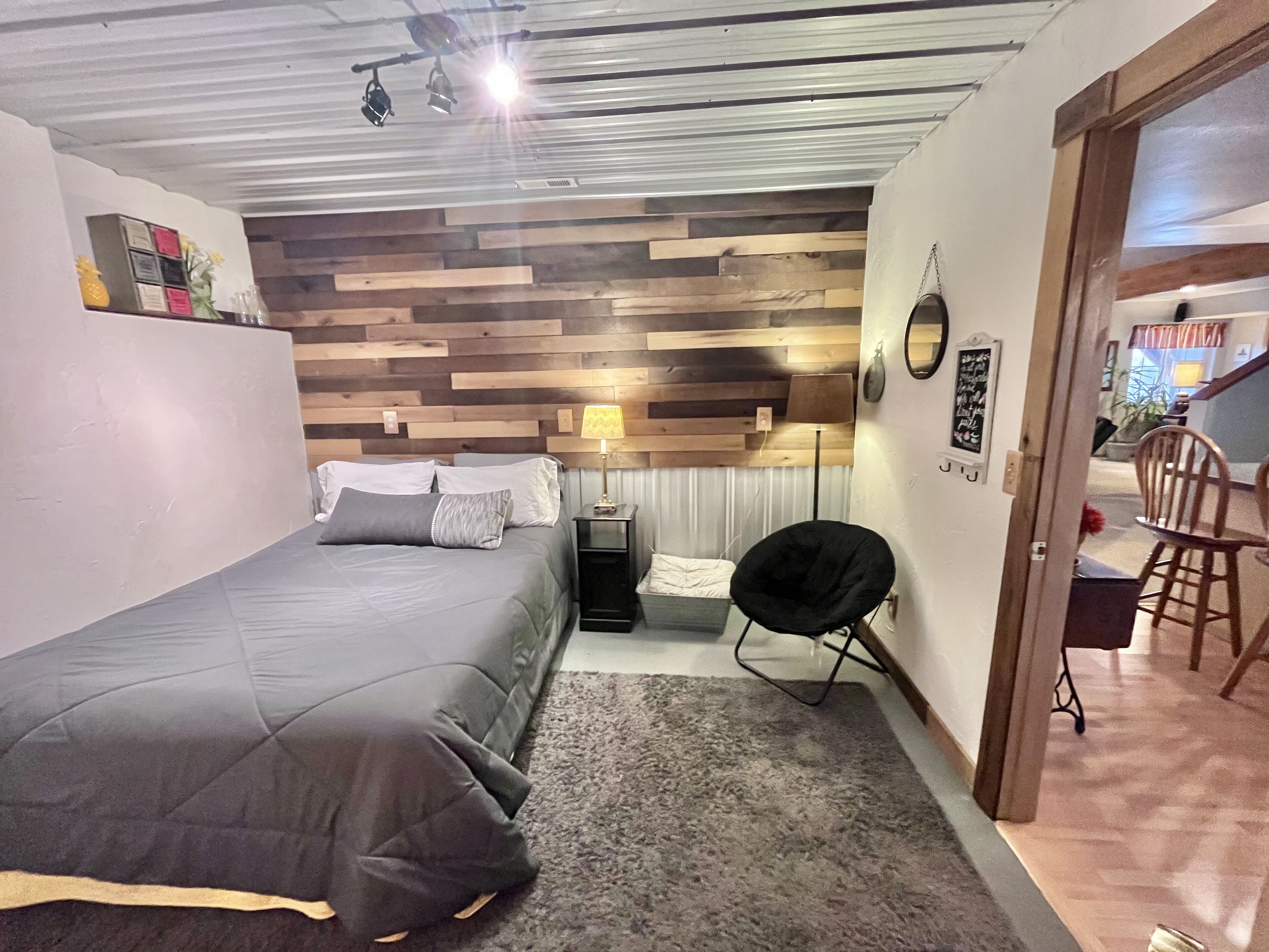 2 bedrooms, travel crib, free WiFi, bed sheets