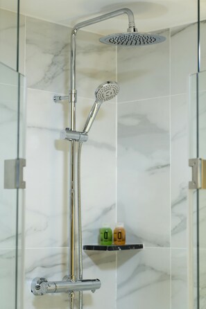 Shower, free toiletries, towels - The Oliver Apartamentos Pozuelo (Pozuelo de Alarcon)