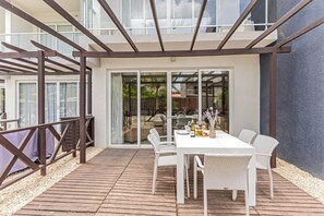 Outdoor dining - Large family apartment 5-minute walk from Palm Beach (Oranjestad)