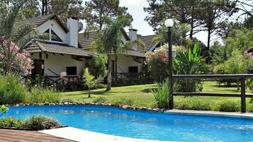 Sæsonbestemt udendørs pool