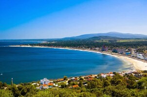 Κοντά στην παραλία, λευκή άμμος