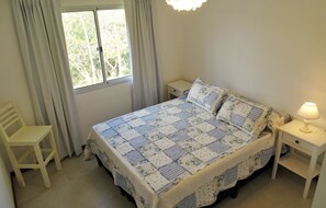 Colchones Select Comfort y caja de seguridad en la habitación 