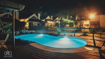 Una piscina al aire libre de temporada