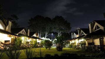 Overnatningsstedets facade – aften/nat